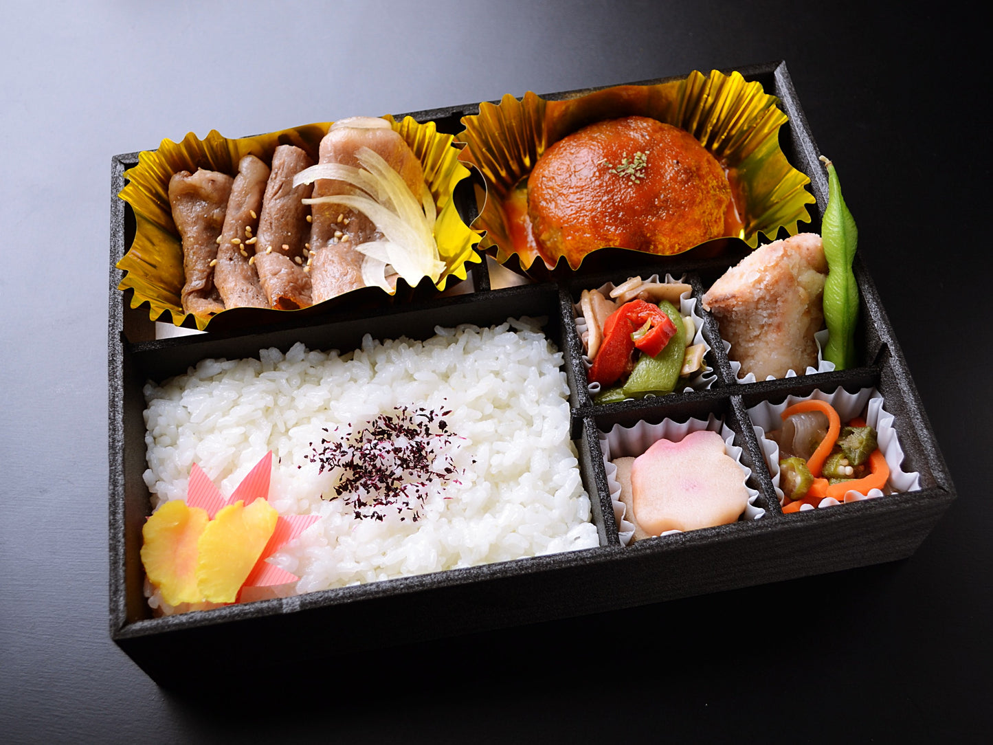 和牛ロースの焼きしゃぶと自家製ハンバーグ弁当
