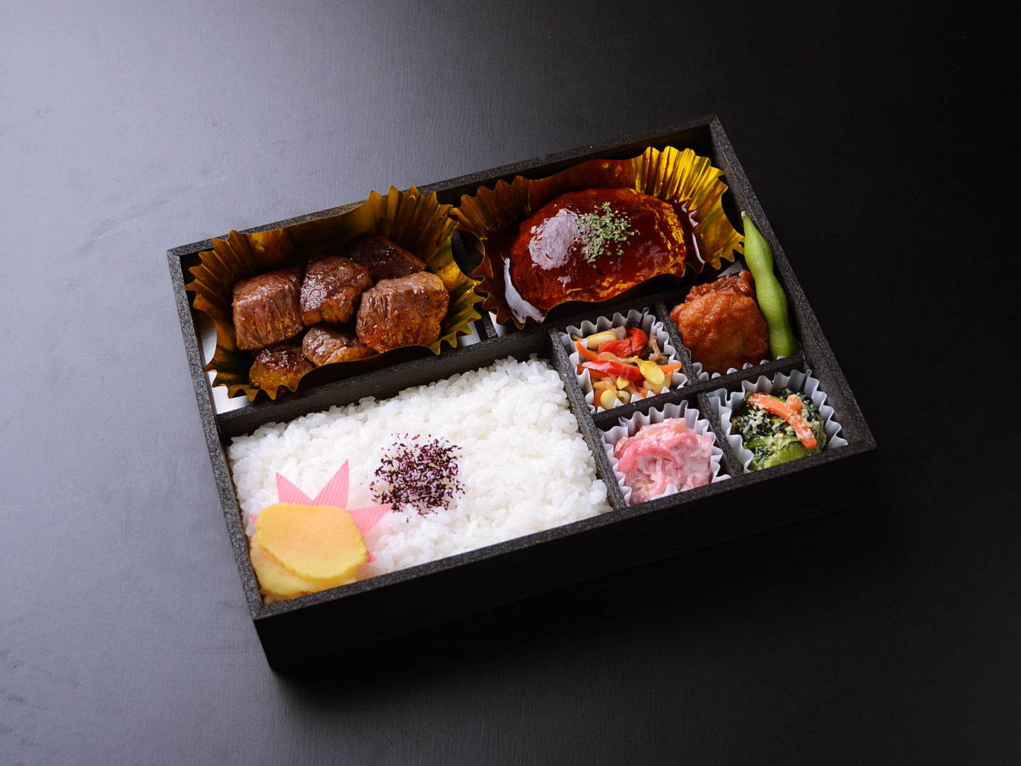和牛のレッドロックステーキ&自家製デミグラスハンバーグ弁当