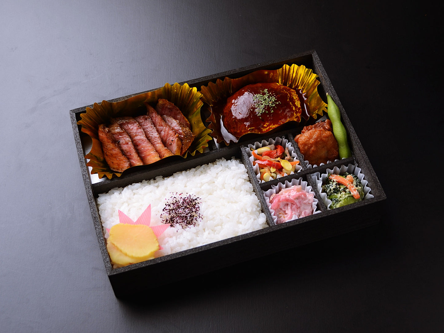 和牛の希少部位ヒウチのステーキ&自家製デミグラスハンバーグ弁当